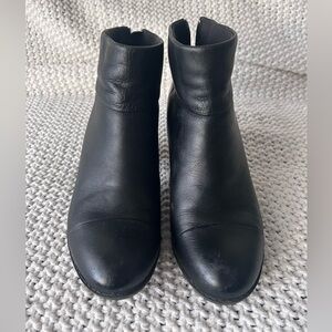 Clarks women Black Leather zip Ankle Booties size 9